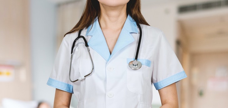 El sector de la salud en España recorta la destrucción de empleo en febrero