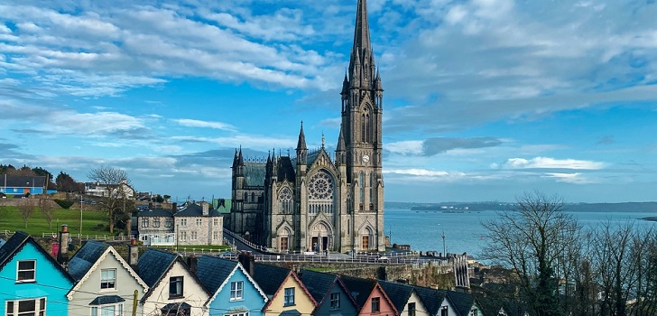 Gales impone un confinamiento total e Irlanda restringe actividades no esenciales