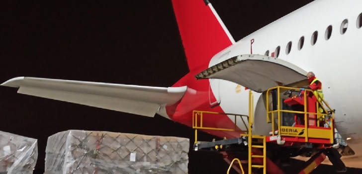 El primer avión del Corredor Aéreo Sanitario llega a España con tres millones de mascarillas 
