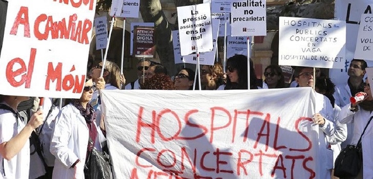 Profesionales sanitarios manifestándose Los médicos catalanes convocan una huelga de tres días