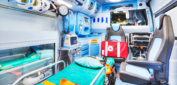 Interior de una ambulancia Telefónica renueva el sistema de información del transporte sanitario balear por 1,3 millones