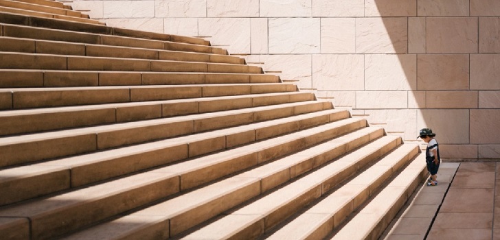 Niño delante de unas escaleras Nervios en la vuelta al cole: la salud en España, ante el escenario macro más incierto