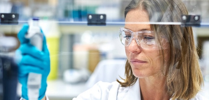 Trabajadora de UCB UCB se refuerza en terapias para la epilepsia y adquiere Zogenix por 1.700 millones de euros