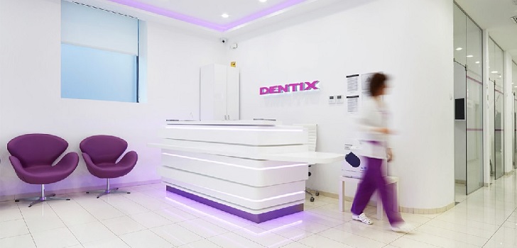 Clínica de Dentix Dentix renueva su cúpula después de su adquisición por parte del fondo de inversión KKR. La compañía odontológica ha nombrado a Enrique Francia, exconsejero delegado del Grupo Vips, como nuevo dirigente de la empresa dental. Francia será el nuevo consejero delegado de la compañía, según afirman desde Dentix a través de un comunicado. Del mismo modo, también se va a incorporar Jesús Soto, que ha acompañado a Francia durante su carrera profesional como responsable de finanzas y tecnologías de la información. Enrique Francia es licenciado en Ciencias Económicas y Empresariales por el Iese. Inició su carrera profesional en Arthur Andersen en 1990 y, desde entonces, ha ejercido cargos de responsabilidad en empresas como Grupo Prisa y Grupo Vips. Dentix también incorporará a Jesús Soto, que ha acompañado a Francia durante su carrera profesional como responsable de finanzas y tecnologías de la información Por otro lado, Jesus Soto es licenciado en Derecho y en Ciencias Económicas y Empresariales. Su carrera profesional ha avanzado en paralelo con la de Francia, ya que el ejecutivo ha pasado por Arthur Andersen, Grupo Prisa y Grupo Vips. El fondo KKR ha estado ligado a Dentix desde 2016, cuando le concedió un préstamo a largo plazo. Finalmente, en 2019, el fondo llegó a un acuerdo con la compañía dental para adquirir una participación mayoritaria en la empresa.