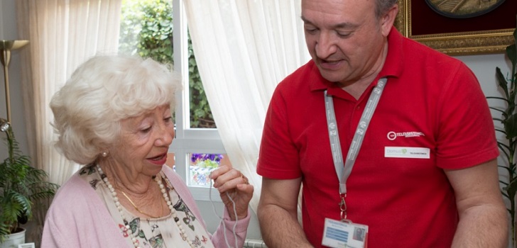 Trabajador de DomusVi DomusVi se adjudica el servicio de teleasistencia en Vigo por medio millón de euros