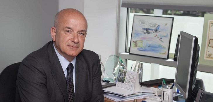 MedcomTech aprobó ayer en junta de accionistas una ampliación de capital que le permitirá reestructurar su pasivo. La compañía de material médico renegoció una deuda financiera de 7,4 millones de euros con un grupo de bancos, fondos y entidades públicas, pero a cambio los acreedores exigieron una inyección de fondos. La operación se divide en dos fases. La primera tiene que ver con la compensación de créditos por la emisión de 1,73 millones de acciones valoradas en 3,75 millones de euros. La segunda fase de la operación incluye aportaciones dinerarias y derechos de suscripción preferente por un importe efectivo (nominal más prima) de 899.998 euros. La empresa pondrá en circulación 414.747 nuevas acciones de 0,01 euros de valor nominal, con una prima de emisión por acción de 2,16 euros cada una. En paralelo a la reestructuración de su pasivo, la empresa ha puesto en marcha un plan para reordenar sus filiales que supondrá sacar a la venta algunos negocios y dar entrada a socios externos en otros. MedcomTech, que está dirigida por Juan Sagalés, recortó sus ventas un 5%, hasta los 14,3 millones en el primer semestre, y sufrió unas pérdidas de 5,1 millones, frente a unos números rojos de 1,1 millones en el mismo periodo del año pasado. 