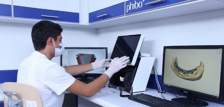 Imagen de un trabajador de Phibo Phibo entra en el mercado turco tras refinanciar su deuda y fichar a un ex directivo del Barça