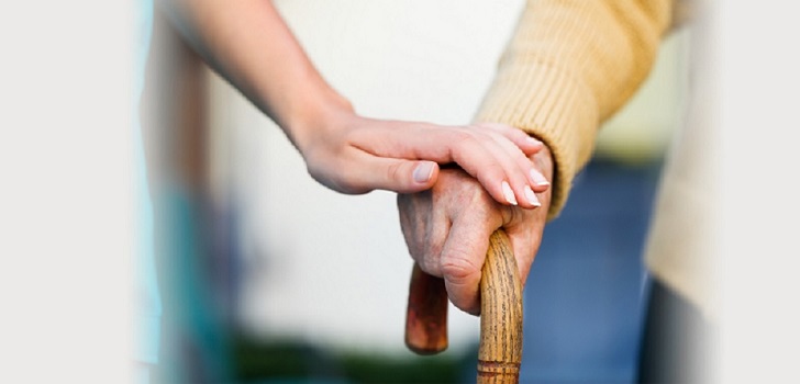 Profesional sanitario atendiendo a un persona mayor Qida ultima una ronda de un millón de euros para hacerse un hueco en atención domiciliaria