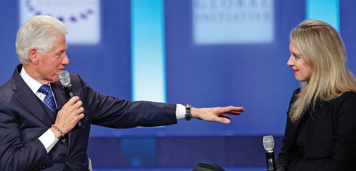 Elizabeth Holmes, de Theranos, junto a Bill Clinton ‘Revuelo’ en Silicon Valley: Theranos, la empresa de análisis sanguíneos, a disolución