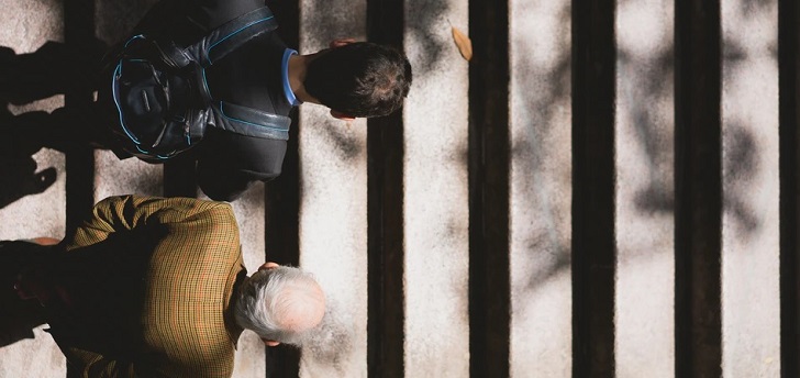 Persona joven y mayor El consumidor del futuro: 700.000 jóvenes menos en España en cuarenta años