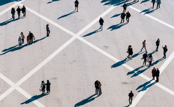 Personas en la calle La población de la Unión Europea cae un 13% en 2020, hasta 448 millones de personas en