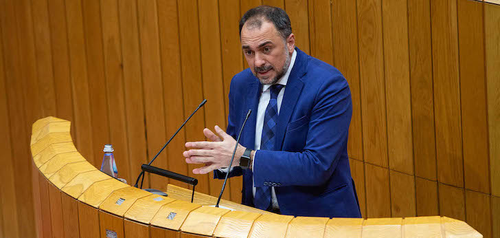 Julio García, consejero de Sanidad de Galicia Galicia licita la reforma de la UCI del Hospital Clínico de Santiago por 1,2 millones de euros