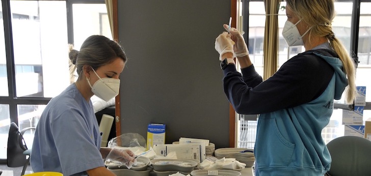 Centro de vacunación Ante las dudas de AstraZeneca, ¿se despeja el camino del Kremlin en la lucha contra el virus?