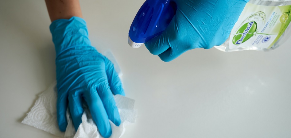 Un operario limpia un hospital Clece, Fissa, Ferrovial y Eulen: la batalla por la limpieza de los hospitales en España