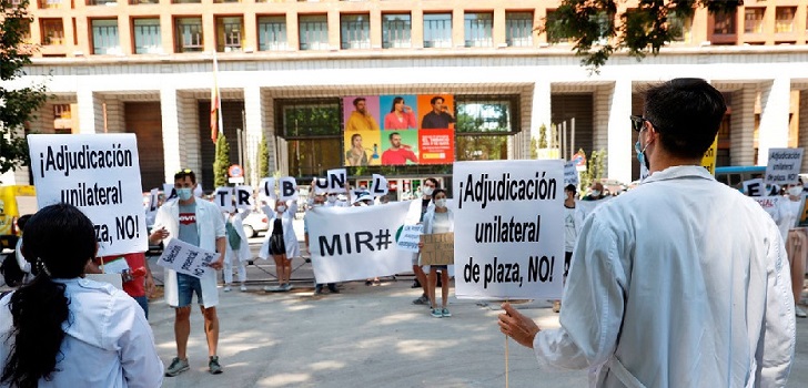 Los MIR salen a la calle: un millar de personas se manifiestan en Madrid 
