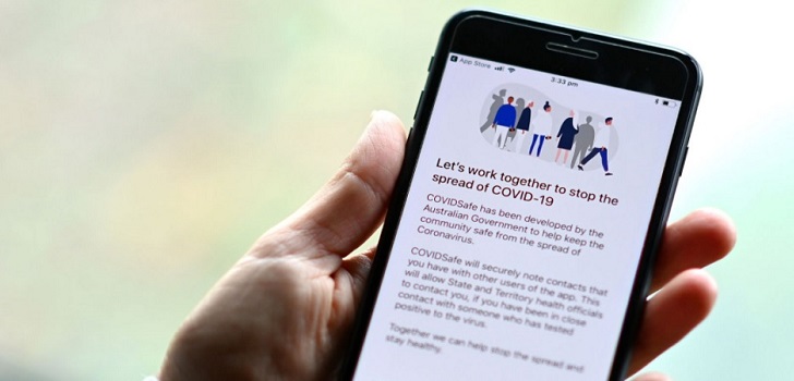 Persona haciendo uso de una aplicación para hacer frente al Covid-19 Indra, 330.500 euros y tres millones de descargas: luz y taquígrafos del contrato de Radar Covid