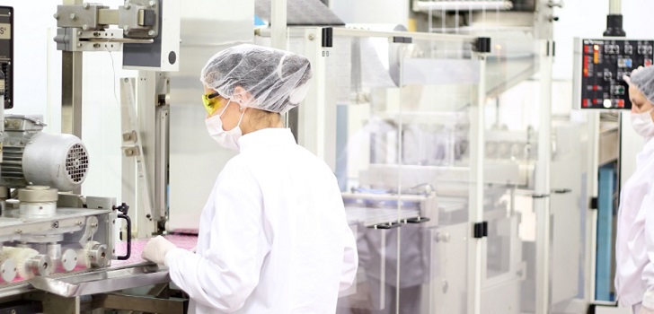Trabajadora de un laboratorio Las ‘farmas’ españolas alzan un 23% su beneficio en el primer trimestre aupadas por Rovi