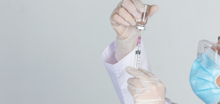 Hipra acuerda con Bruselas la venta de hasta 250 millones de dosis de su vacuna
