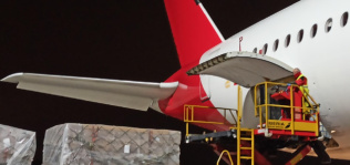 El primer avión del Corredor Aéreo Sanitario llega a España con tres millones de mascarillas