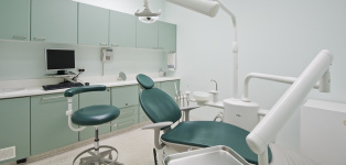 Letonios, portugueses y griegos, los europeos que más ‘se rascan el bolsillo’ para ir al dentista