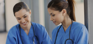 Europa aumenta su oferta de empleo para médicos y enfermeros con más de 3.300 nuevas plazas