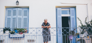 Atenzia y Almagro lanzan un servicio de teleasistencia integral para personas mayores