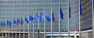 Bruselas mantiene la previsión de crecimiento del 0,8% para la eurozona y la eleva para España