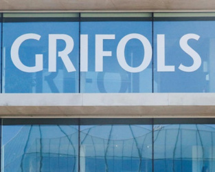 Grifols rebota casi un 4% tras reforzar el control de las operaciones vinculadas