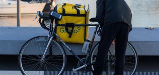 Las farmacias catalanas vuelven a denunciar a Glovo por “la venta ilegal de medicamentos”