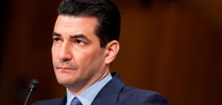 El exdirector de la FDA se incorpora al consejo de Pfizer