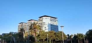 Sanofi topa con el Ayuntamiento de Barcelona: el cartel de su sede en España, retirado